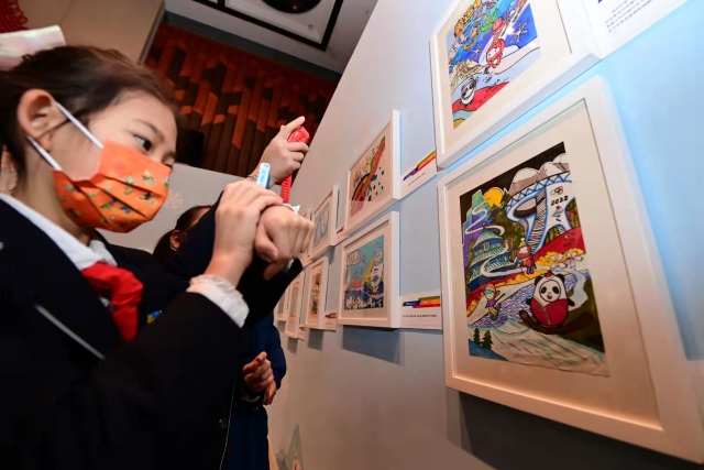 少年兒童迎冬奧——第二屆全國兒童繪畫展”今天在中國婦女兒童博物館開幕。從2022幅作品中精心遴選出的300余幅代表作，分為“我的童年冬奧夢”“靈巧小手畫冬奧”“冰雪迎春喜洋洋”“攜手奮進(jìn)向未來”四個篇章進(jìn)行展示。1.jpg