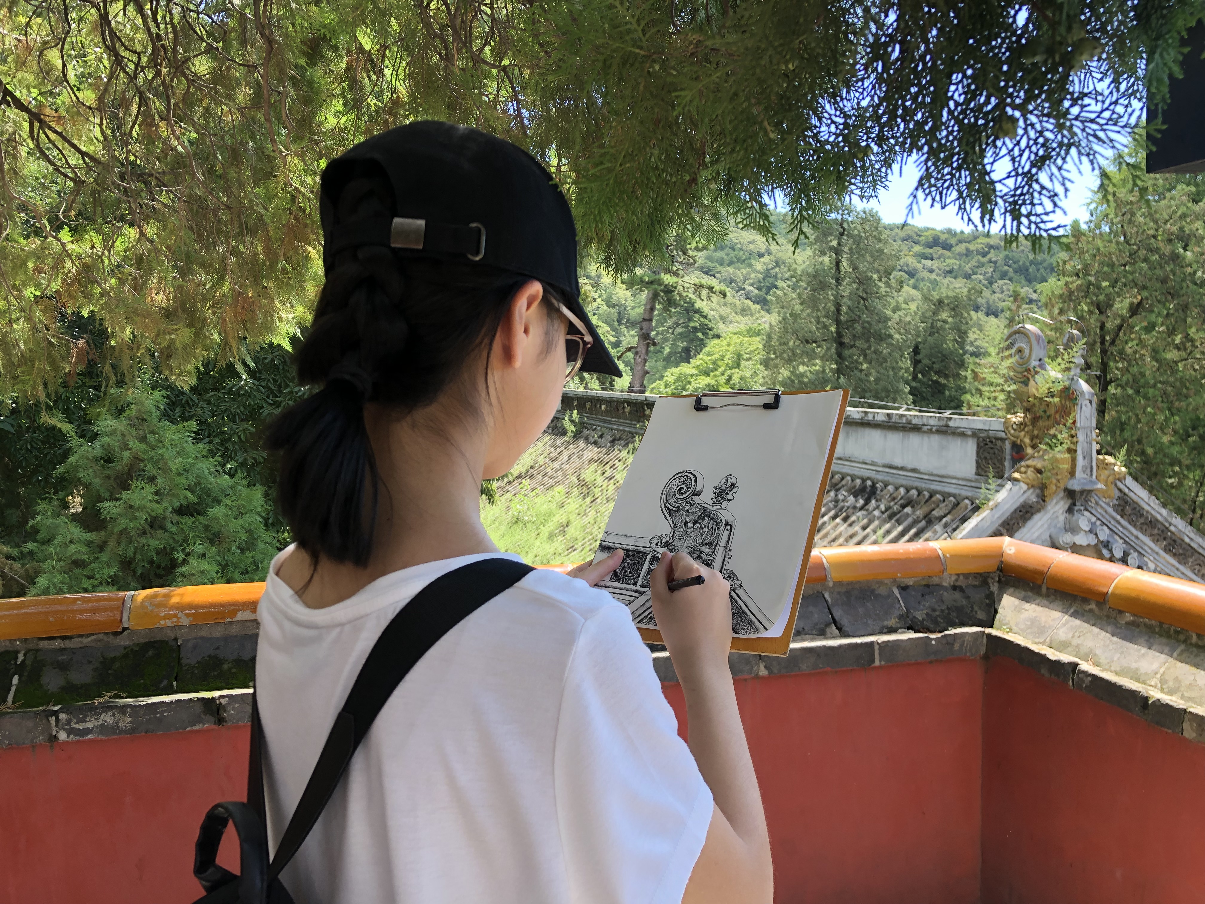大峪中學(xué)學(xué)生潭柘寺寫生.JPG
