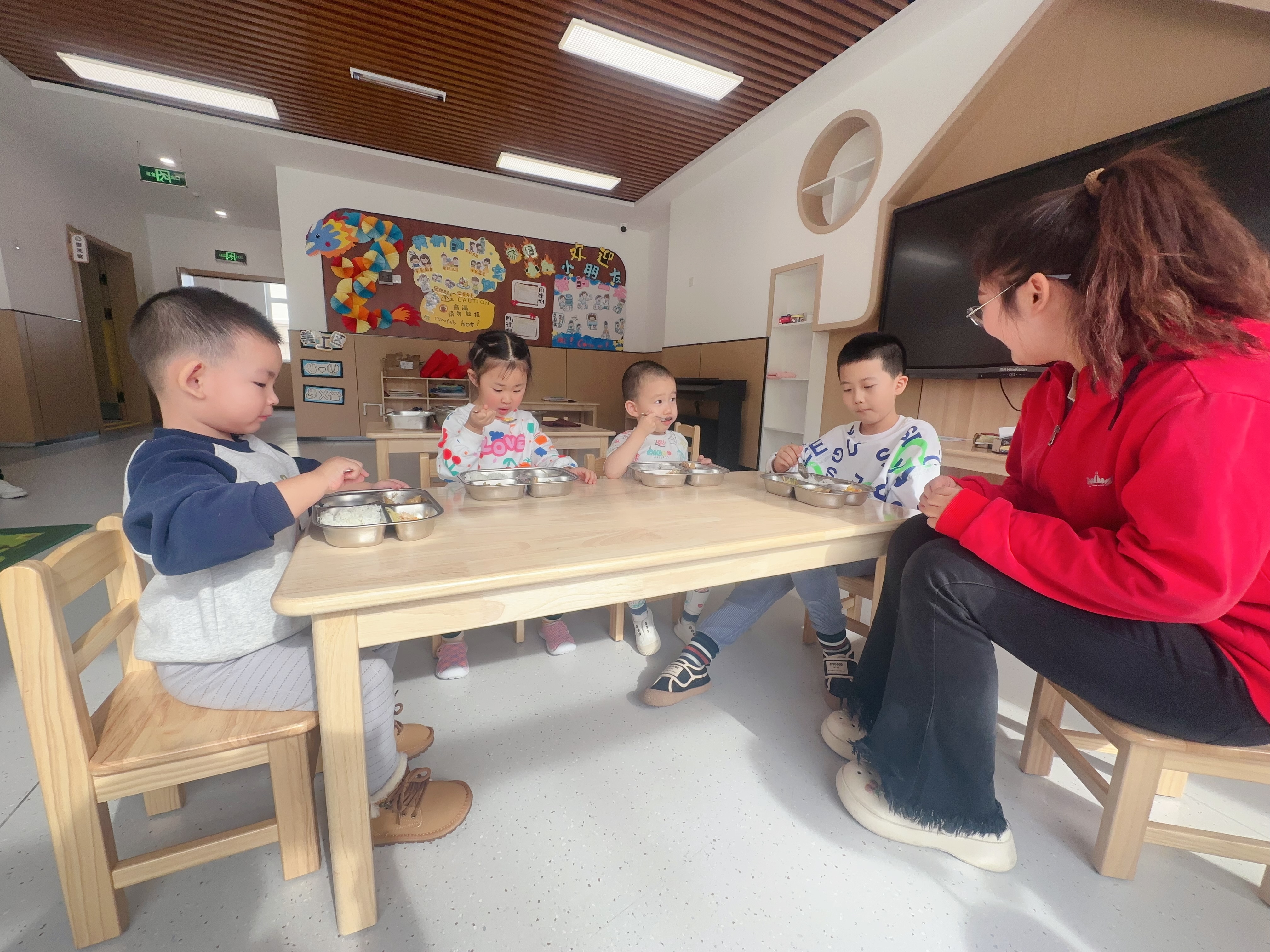 綠園區(qū)第四實(shí)驗(yàn)幼兒園，孩子在開心地吃著園區(qū)精心搭配的營(yíng)養(yǎng)午餐（綠園區(qū)教育局供圖）.jpg