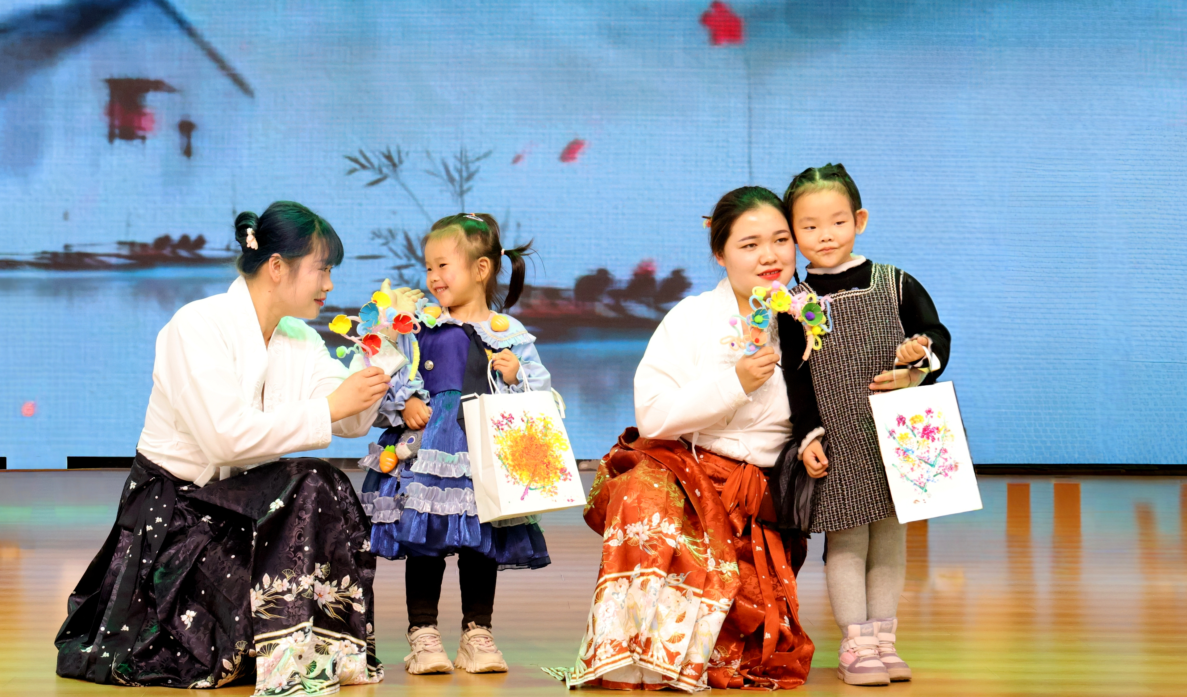 “女神劇場(chǎng)”小班幼兒和媽媽們戴著制作的非遺簪花在舞臺(tái)走秀。宋雪蓮攝.jpg