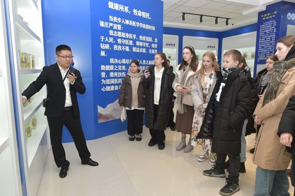 來訪師生參觀生命科學(xué)館。學(xué)校供圖。.jpg