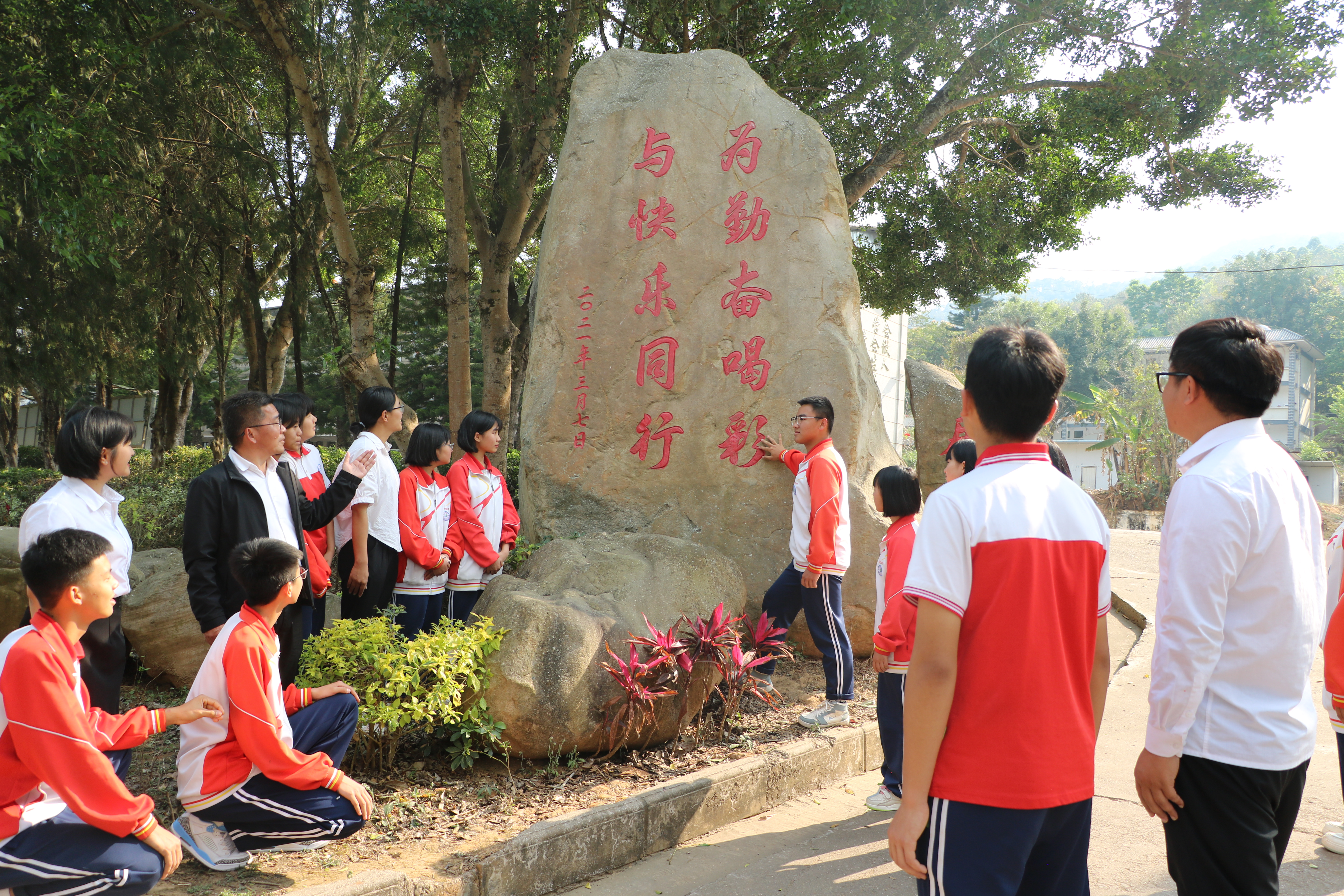 初中部校長在導覽活動中對學生講解校訓石與學校的歷史淵源.jpg
