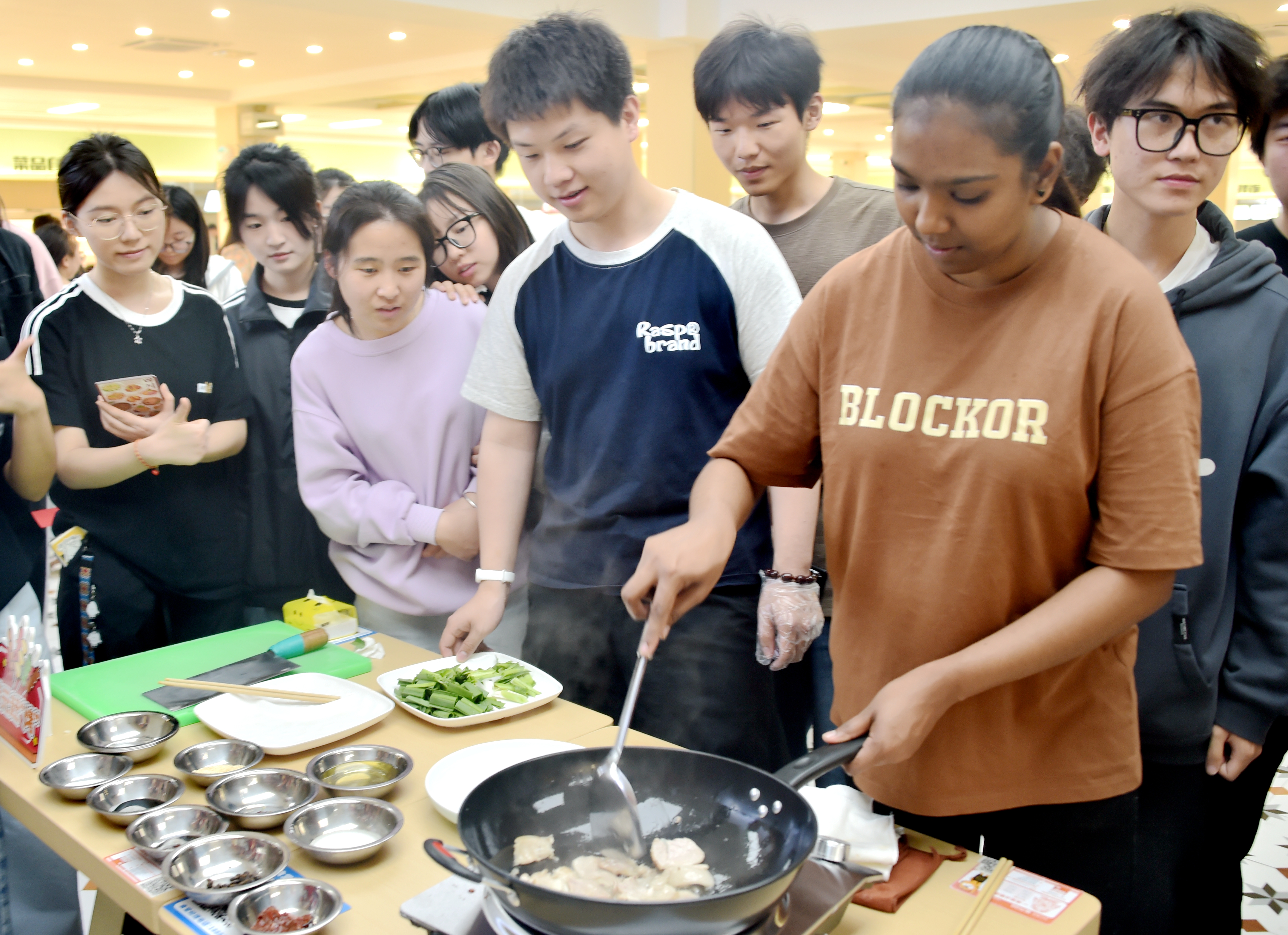 中外學(xué)生共同制作回鍋肉.jpg