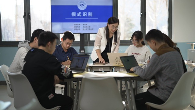 謝鳳英指導(dǎo)學(xué)生。資料圖片.jpg